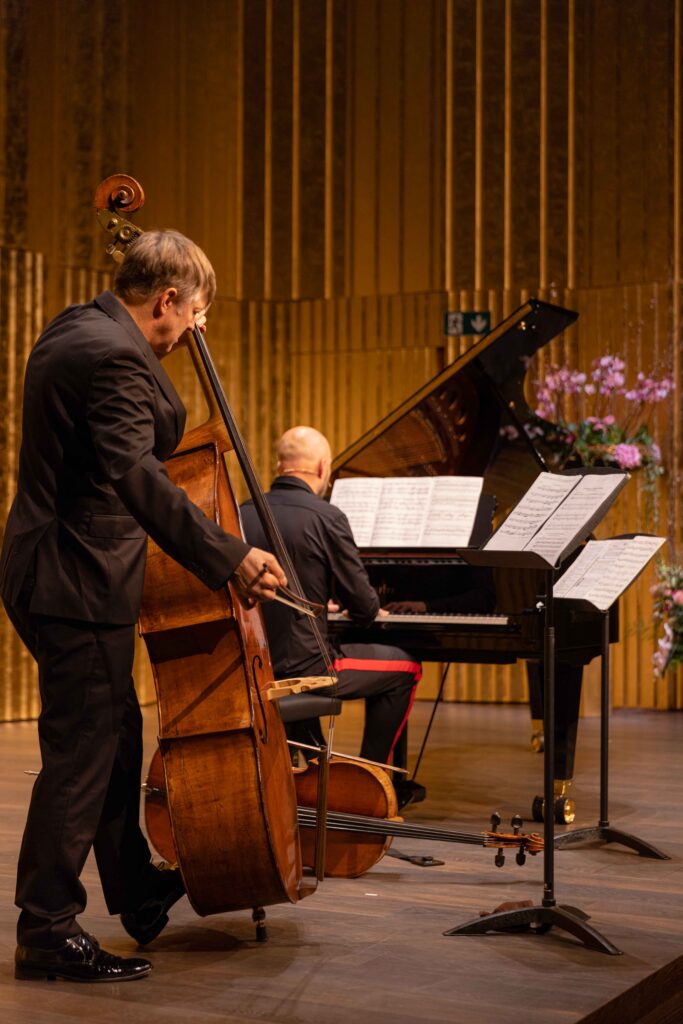 Am Kontrabass, Josef Gilgenreiner, zusammen mit dem Cellisten Franz Ortner, der gelegentlich auch Klavier spielt, wie hier zur Eröffnung des Konzertsaales in "DAS MORGEN"
