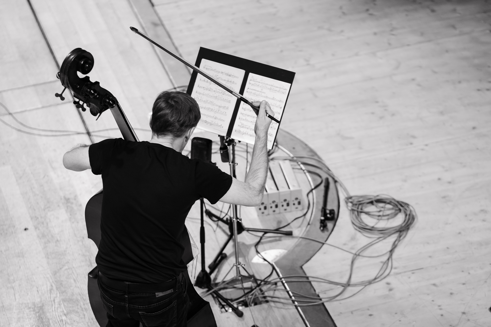 Josef Gilgenreiner spielt Kontrabass während der CD Einspielung.
